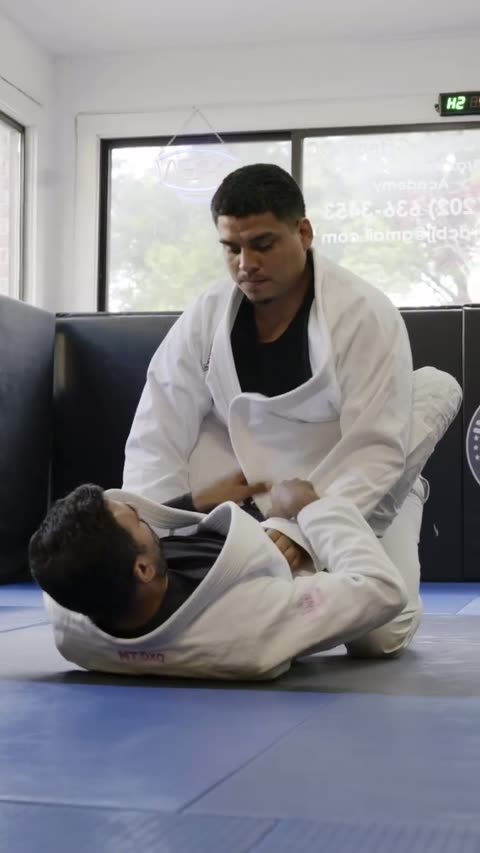 Armbar holding the arm with the lapel
