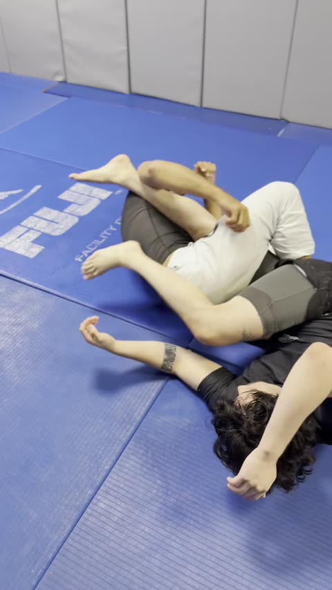 Kneebar from a Leg Entanglement